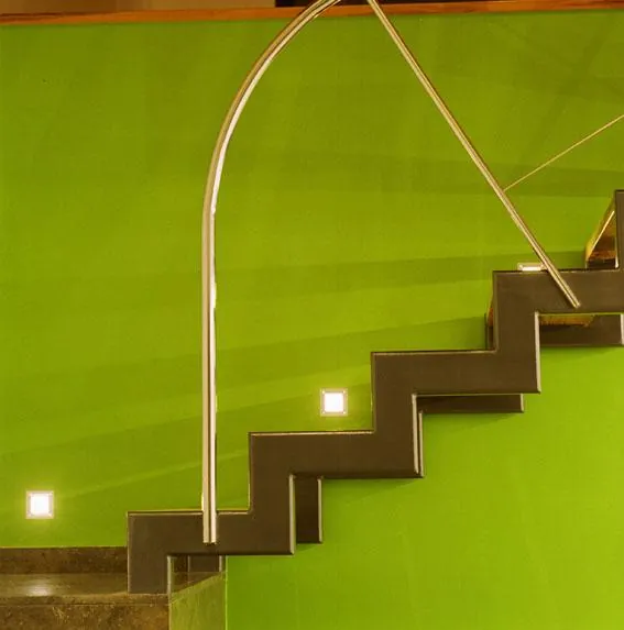 Escalera con pared verde de una vivienda unifamiliar en Granollers, proyecto de Manuel Baró