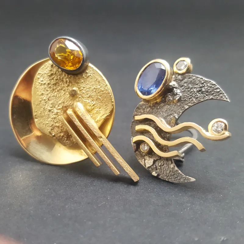 Arrecades sol i lluna – Pendientes. Oro amarillo y plata en diversas texturas, zafiros y diamantes · joyería Manuel Baró
