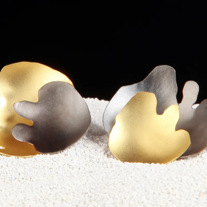 Arrecades fons marí – Pendientes. Oro amarillo y plata oxidada · joyería Manuel Baró