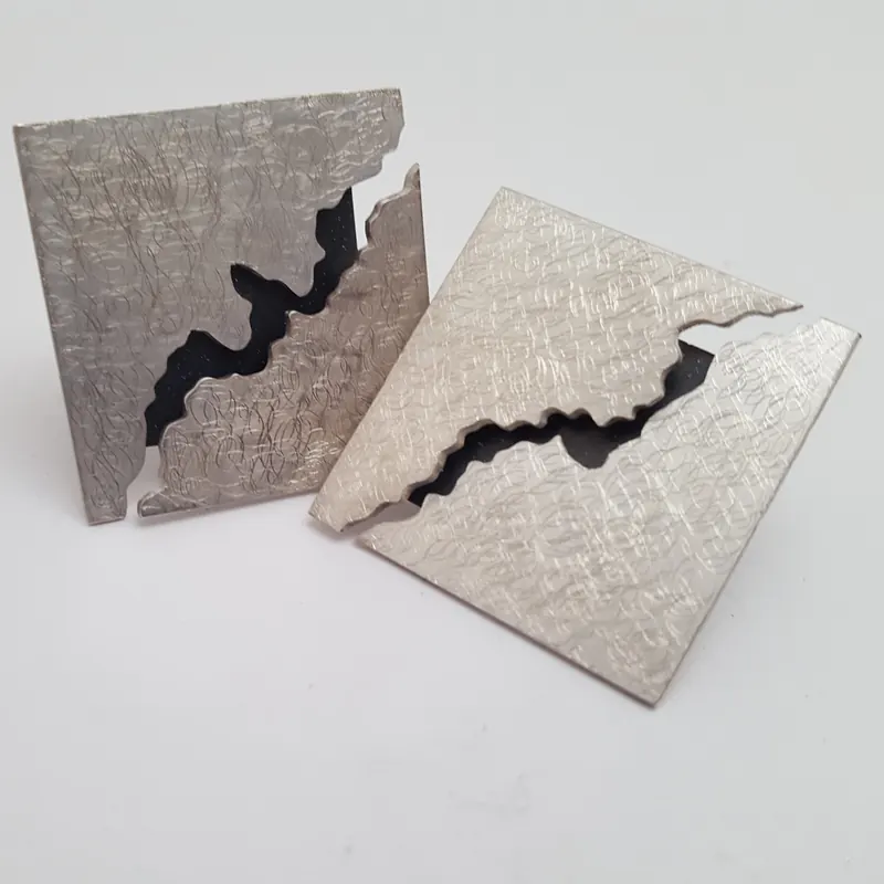 Arrecades esquerda – Pendientes. Plata cepillada · joyería Manuel Baró