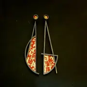 Arrecades venecianes – Pendientes. Plata oxidada y arenada, pintura acrílica y oro amarillo · joyería Manuel Baró – fotografía 1