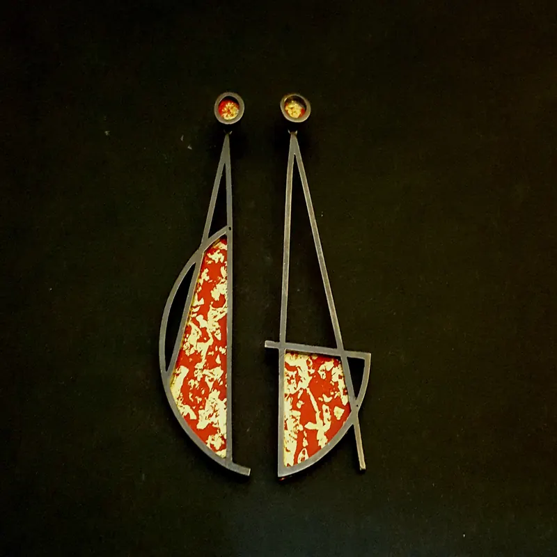 Arrecades venecianes – Pendientes. Plata oxidada y arenada, pintura acrílica y oro amarillo · joyería Manuel Baró