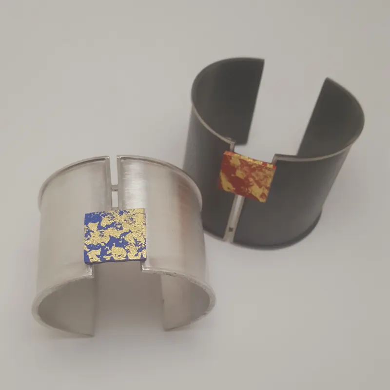 Braçalets romans – Braçalets. Argent raspallat, argent oxidat, esmalts i or groc · joieria Manuel Baró