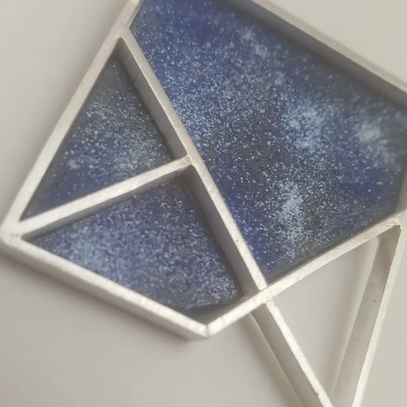 Fermall blau – Broche. Plata y hierro esmaltado · joyería Manuel Baró