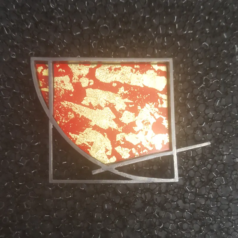 Fermall venecià – Broche. Plata oxidada y arenada, pintura acrílica y oro amarillo · joyería Manuel Baró