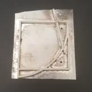 Fermall venecià – Broche. Plata oxidada y arenada, pintura acrílica y oro amarillo · joyería Manuel Baró – fotografía 2