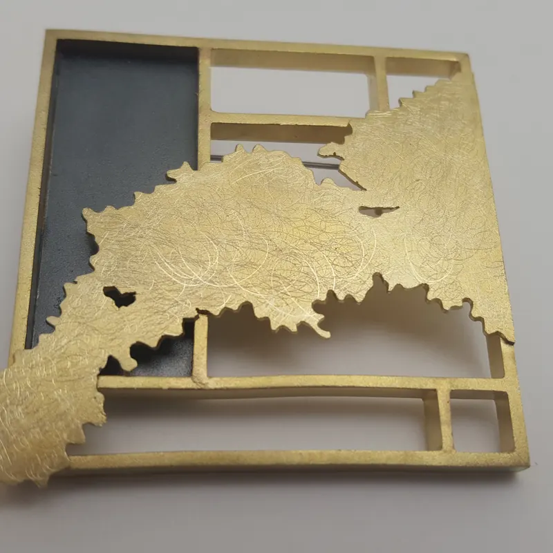Fermall Bach – Broche. Oro amarillo y plata oxidada · joyería Manuel Baró
