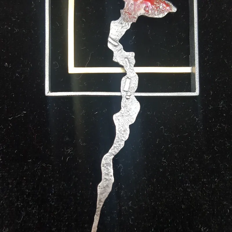 Fermall Llamp – Broche. Plata, oro y esmalte · joyería Manuel Baró