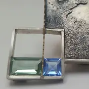 Fermall Topazis – Broche. Plata, oro amarillo y topacios azul y verde · joyería Manuel Baró – fotografía 1