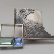 Fermall Topazis – Broche. Plata, oro amarillo y topacios azul y verde · joyería Manuel Baró – fotografía 2
