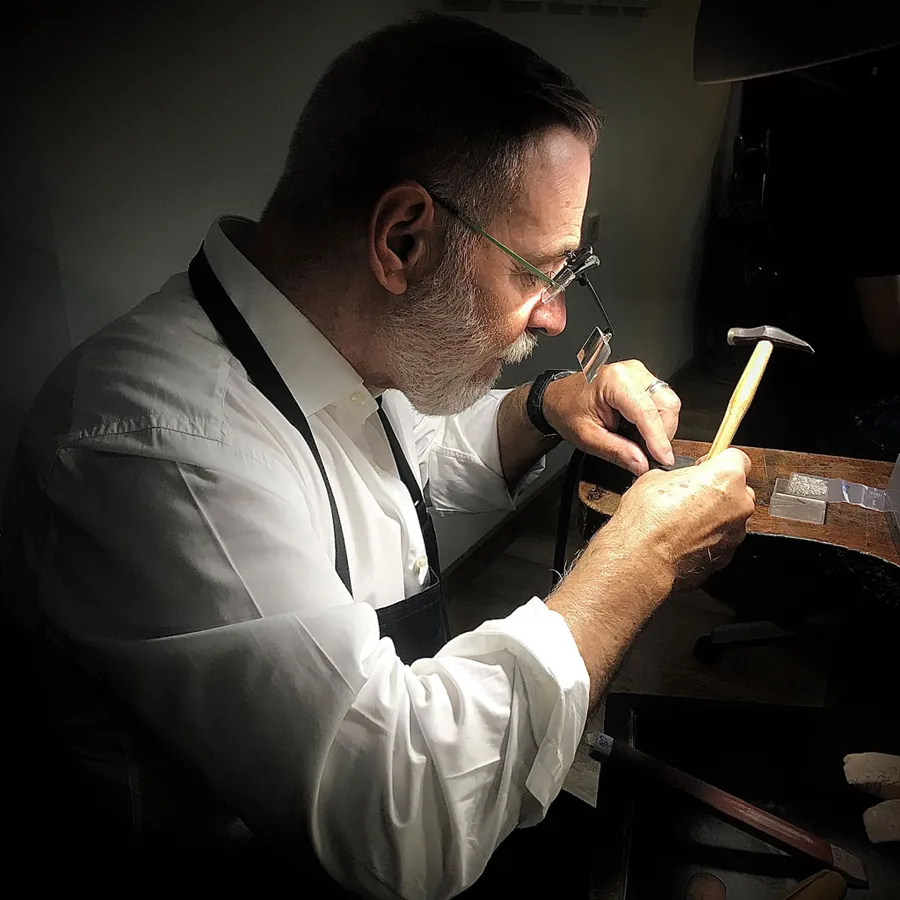 Manuel Baró trabajando una joya en el taller
