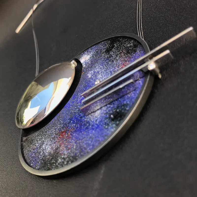Collar de les Galàxies – Collar. Plata oxidada, plata pulida, esmalte y diamantes · joyería Manuel Baró