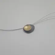 Penjoll cables – Colgante. Plata oxidada y oro amarillo · joyería Manuel Baró – fotografía 1