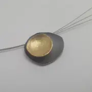 Penjoll cables – Colgante. Plata oxidada y oro amarillo · joyería Manuel Baró – fotografía 2