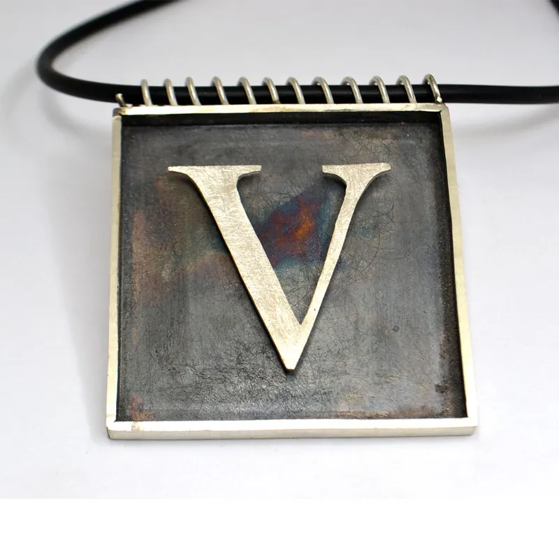 Penjoll «V» – Colgante. Plata cepillada y plata oxidada · joyería Manuel Baró