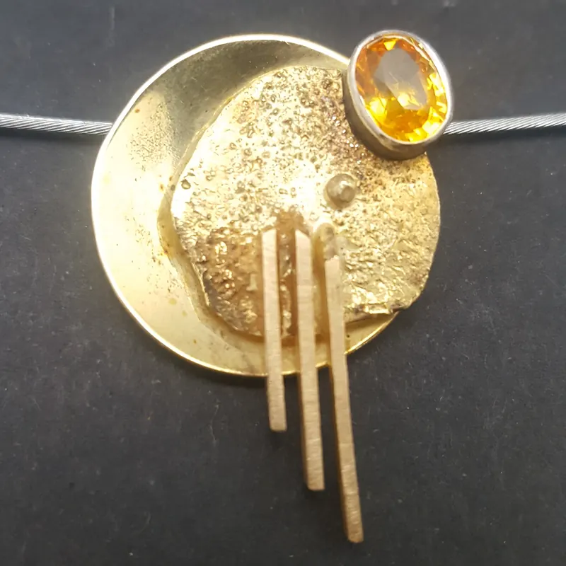 Penjoll Sol – Colgante. Oro amarillo y zafiro amarillo · joyería Manuel Baró