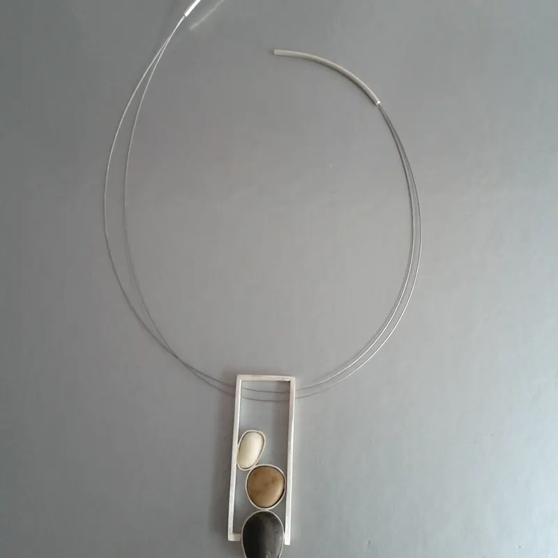 Penjoll pedres 2 – Colgante. Plata y piedras de playa · joyería Manuel Baró