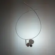 Penjoll Pedres – Colgante. Plata y piedras de playa · joyería Manuel Baró – fotografía 1