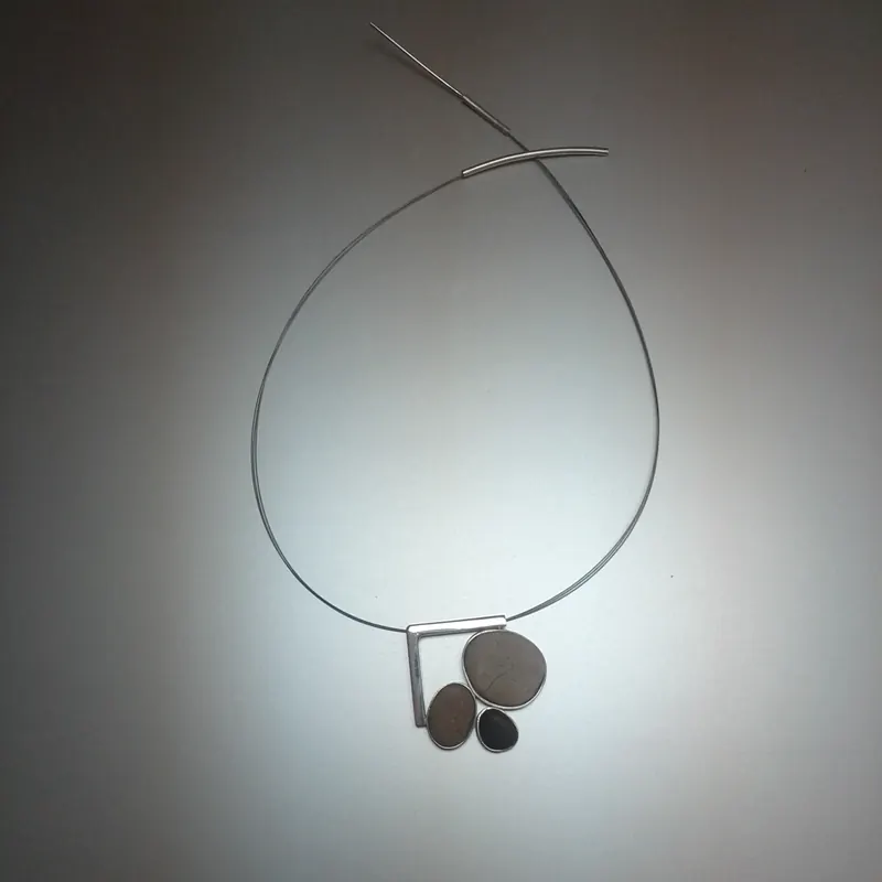 Penjoll Pedres – Colgante. Plata y piedras de playa · joyería Manuel Baró