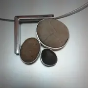 Penjoll Pedres – Colgante. Plata y piedras de playa · joyería Manuel Baró – fotografía 2